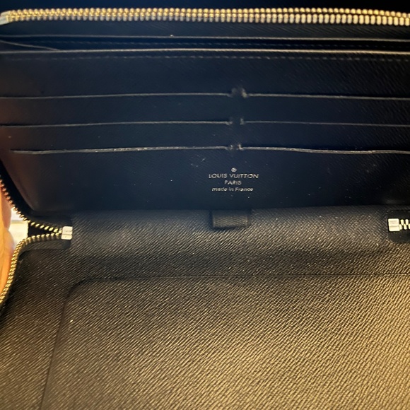 Louis Vuitton Black Zippy Wallet - Picture 3 of 4